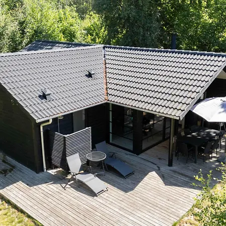 Large With Hot Tub By Lyng Semesterbostad Vig