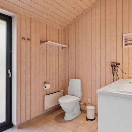 Dom wakacyjny Large With Hot Tub By Lyng Vig