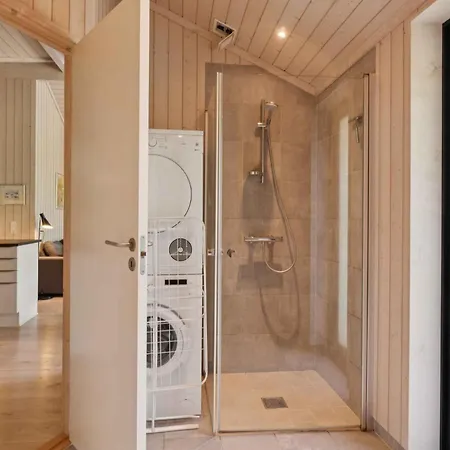 Dom wakacyjny Large With Hot Tub By Lyng