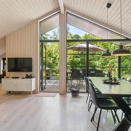 Dom wakacyjny Large With Hot Tub By Lyng *