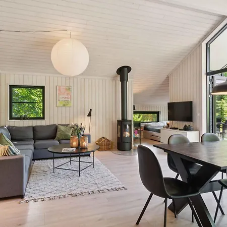 Dom wakacyjny Large With Hot Tub By Lyng Vig